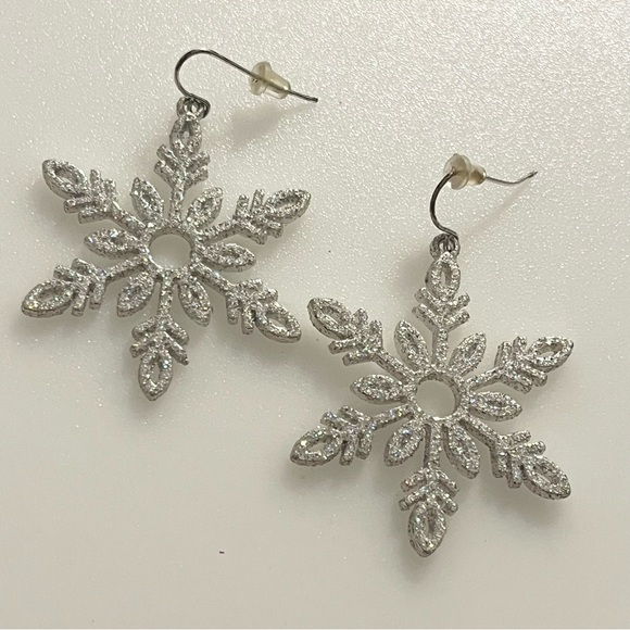 Lot of 2 Christmas Tree and Snowflake Dangle Rhinestone Earrings - Picture 6 of 15